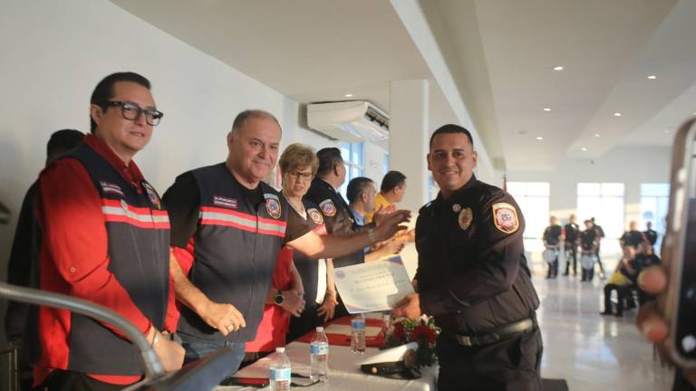 Integrantes de Bomberos Voluntarios Mazatlán fueron reconocidos durante la ceremonia conmemorativa por el Día del Bombero.