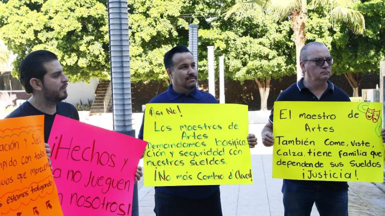 Un grupo que representa a 65 maestros de artes a nivel preescolar en todo el estado se manifestó en la SEP Culiacán.