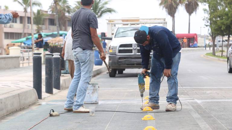 Las boyas instaladas en el Paseo Claussen.