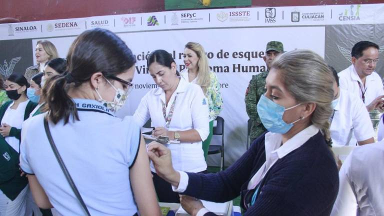 Alumnas invitan a sus compañeras a no tener miedo y aplicarse la vacuna.
