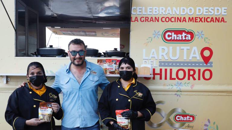 Armando Santillán, gerente de trade marketing de productos Chata a nivel nacional, listo con su equipo en la Gran Ruta del Chilorio Chata