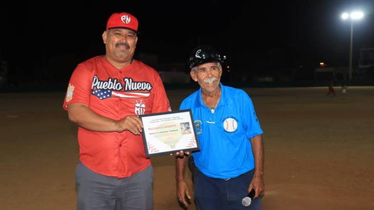 La Liga de Beisbol Nocturna y Tercera Fuerza Municipal premió a lo mejor de su pasada temporada.