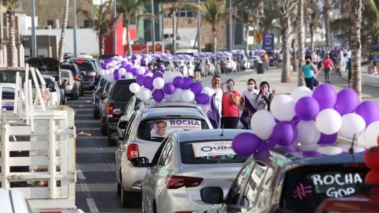 La caravana vehicular cubrió kilómetros del paseo costero.