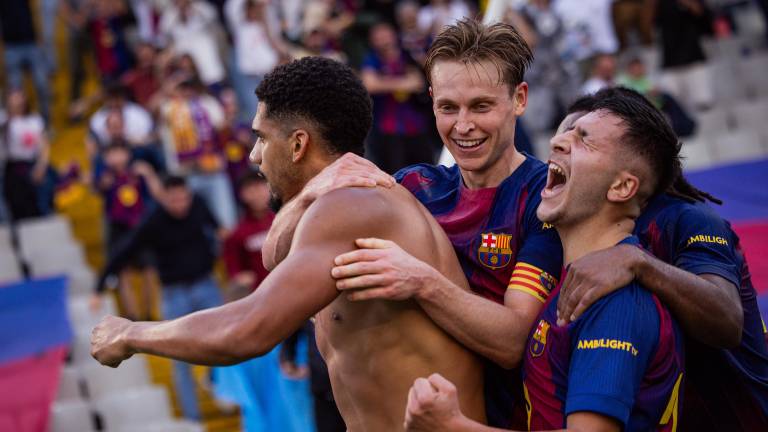 Ronald Araujo festeja su gol.