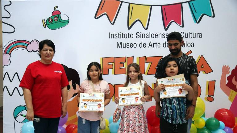 Los niños ganadores del concurso con autoridades del museo.
