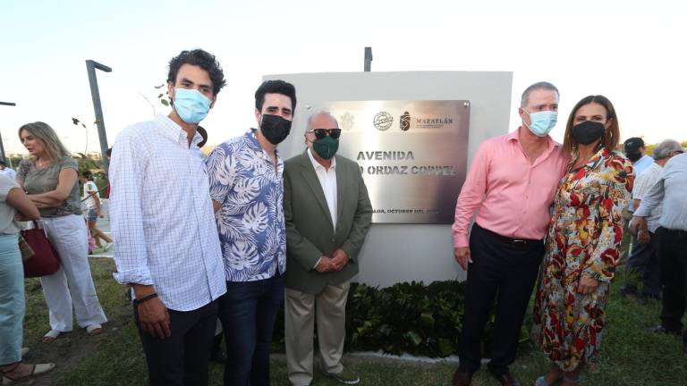 El entonces Gobernador Quirino Ordaz Coppel junto a su esposa, Rosy Fuentes de Ordaz; sus hijos, Santiago y Quirino, y el Alcalde Luis Guillermo Benítez, en la fotografía del recuerdo.