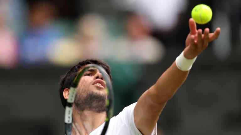 Alcaraz avanza a lo grande en la semifinal de Wimbledon