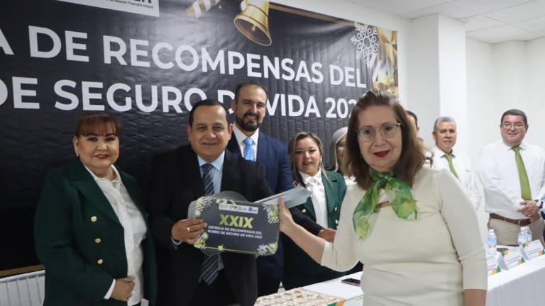 simbólica de automóvil a socia beneficiada.