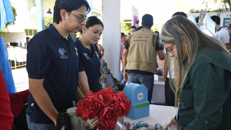 Personal del IMSS instaló módulos de vacunación e información preventiva durante la Feria de la Salud en la Preparatoria Emiliano Zapata.