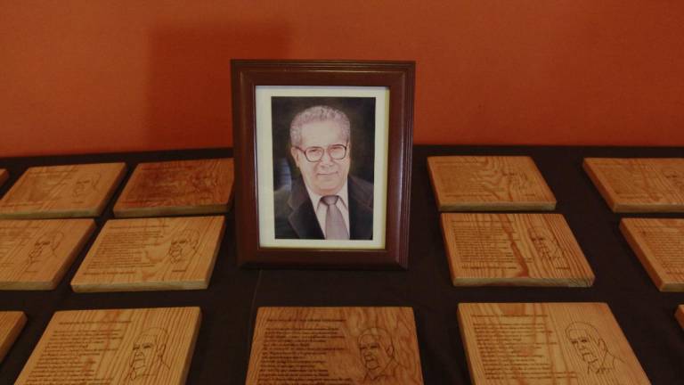 Recuerdos tallados en madera fueron repartidos entre los asistentes a la reunión en memoria de Silvano Silva Lozano.