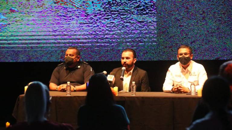 José Ángel Tostado Quevedo, titular del Instituto de Cultura de Mazatlán, acompañado por Eloy Ruiz, coordinador de Protección Civil y Juan Ramón Alfaro Gaxiola, secretario de Seguridad Pública, en la rueda de prensa.