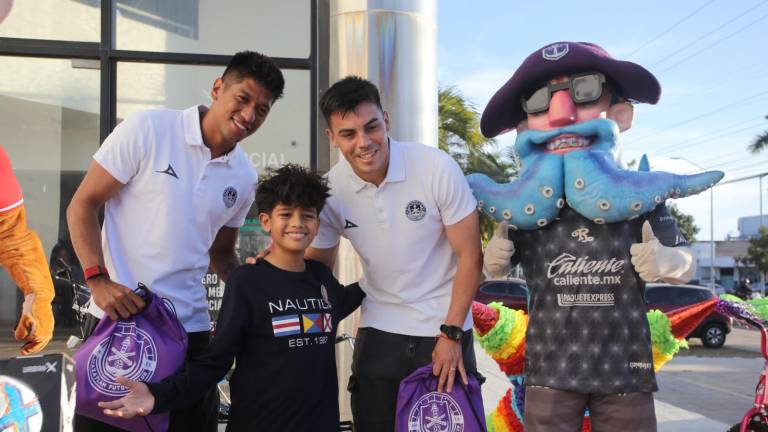 Luis Alejandro, al momento de recibir sus obsequios de la campaña de Noroeste ‘Sé un Rey Mago’, por parte de los jugadores del Mazatlán FC.