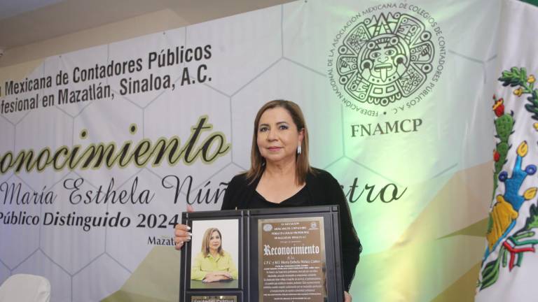 María Esthela Núñez obtiene el galardón Contador Público Distinguido 2024.