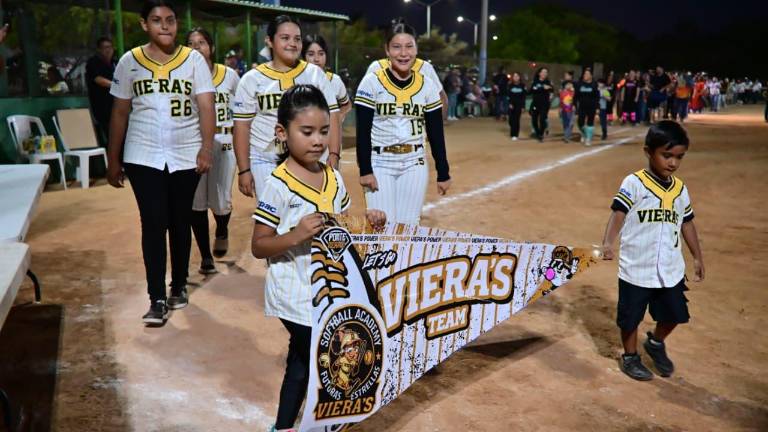 El desfile de los equipos participantes.