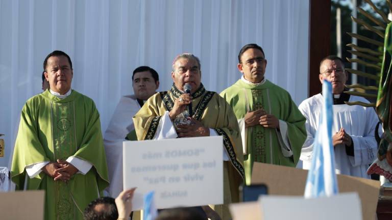 El Obispo Jesús José Herrera Quiñónez celebró este domingo una misa sobre la Avenida Álvaro Obregón, antes del inicio de la marcha por la paz en Culiacán.