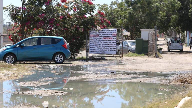 Grandes charcos de aguas negras se generan en la calle donde se ubica la fuga.