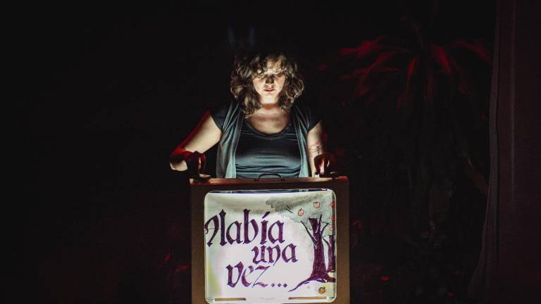 “Cantares” es la obra de una hija que acompaña a morir a su padre enfermo de cáncer, aprendiendo a abrazar la muerte para poder abrazar la vida.