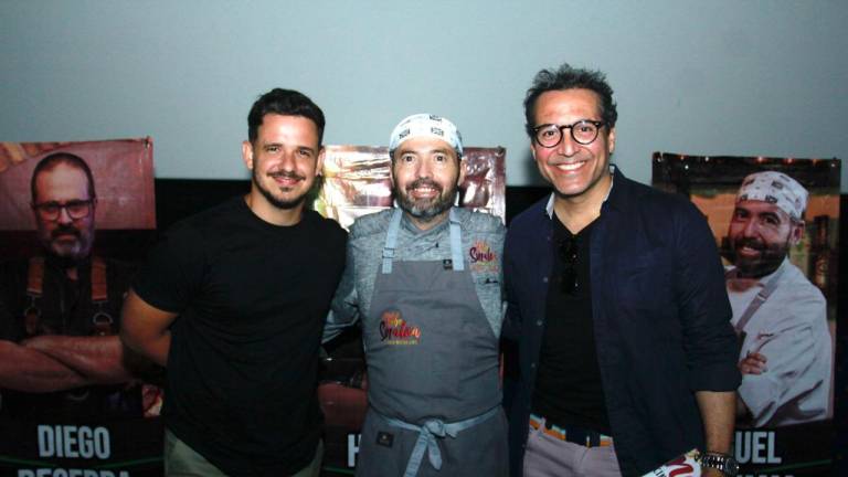 Los protagonistas de esta noche de premier en Culiacán, Isaac Aranguré Valdés, director del documental A qué sabe Sinaloa, acompañado de los chefs Miguel Taniyama y Luis Osuna Vidaurri.