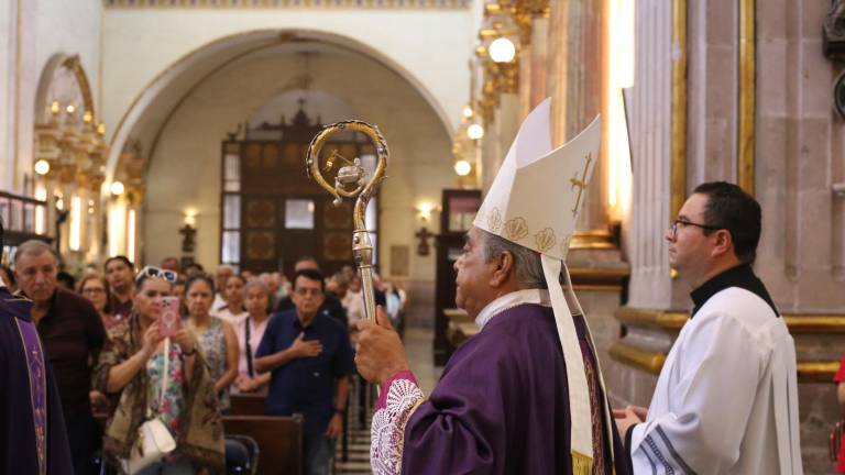 El Obispo de la Diócesis de Culiacán Jesús José Herrera Quiñónez, encabeza la misa por los enfermos como parte de las actividades de Semana Santa.