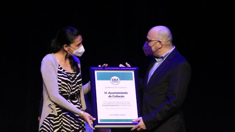 El Secretario General del Ayuntamiento recibe el reconocimiento por parte de la Liga Peatonal, A.C.