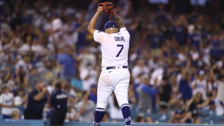 Julio Urías llega a 17 triunfos en la temporada.