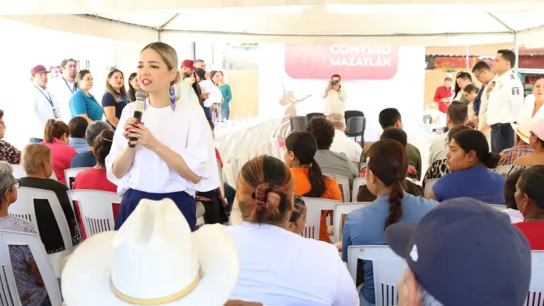 La Alcaldesa de Mazatlán Estrella Palacios Domínguez en un evento en Villa Unión.