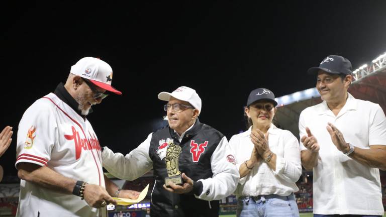 La directiva de Venados de Mazatlán entregó el Premio Orgullo Mazatlán 2025 al empresario José Eduvigildo Carranza Beltrán.