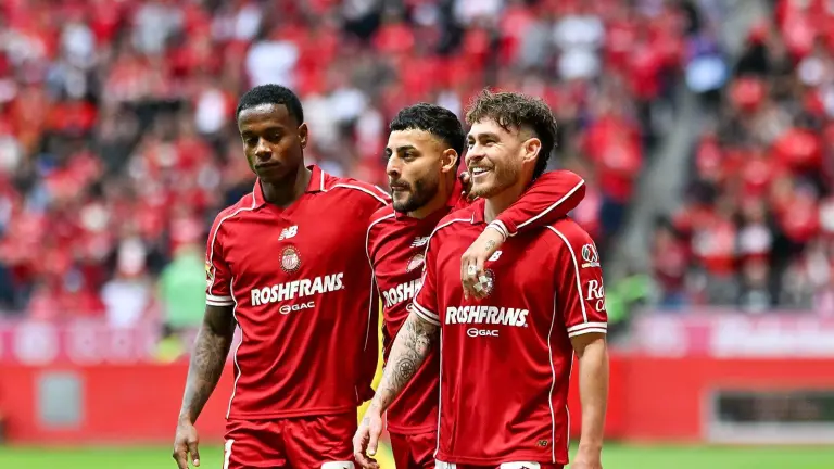 El sinaloense Jesús Angulo (der.) anota el segundo gol del Toluca.