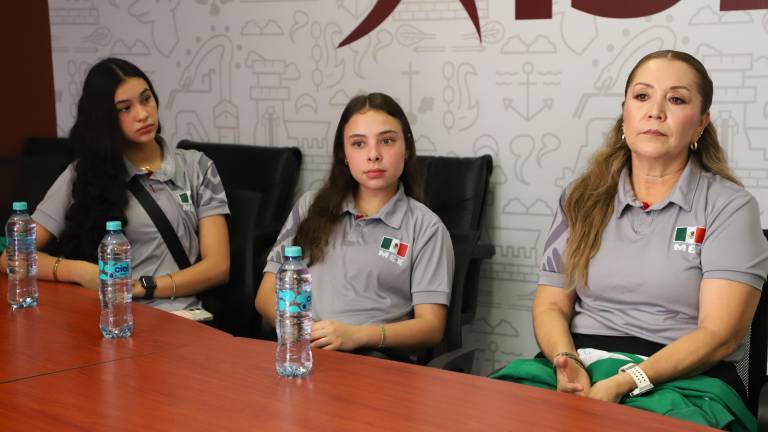 Las dos jugadoras guasavenses y su entrenadora Xochitl Isela Orona Leal.