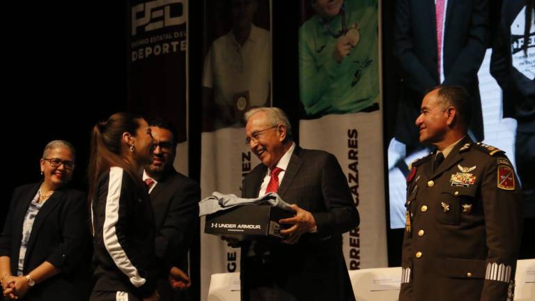 El Gobernador de Sinaloa Rubén Rocha Moya entrega los reconocimientos a los ganadores del Premio Estatal del Deporte.