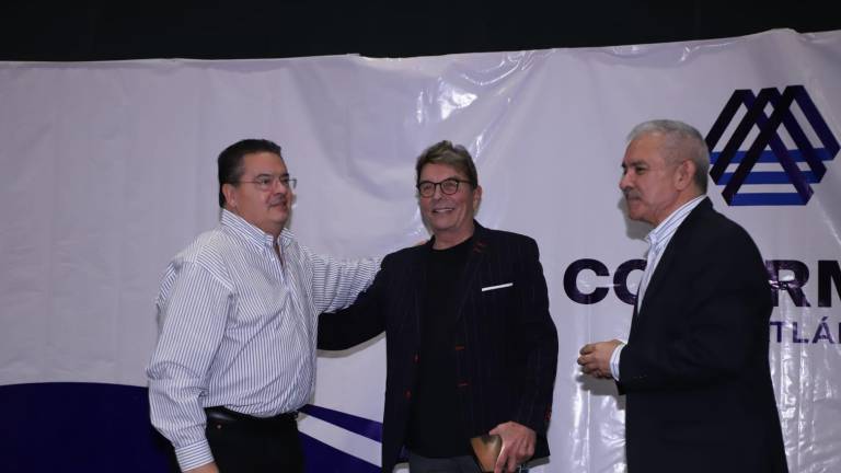 Ernesto Coppel Kelly (al centro) disertó este miércoles una conferencia en un desayuno empresarial de Coparmex.