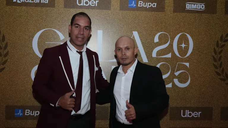 Los entrenadores Juan Castellanos y Francisco Javier Galarza recogen los premios.