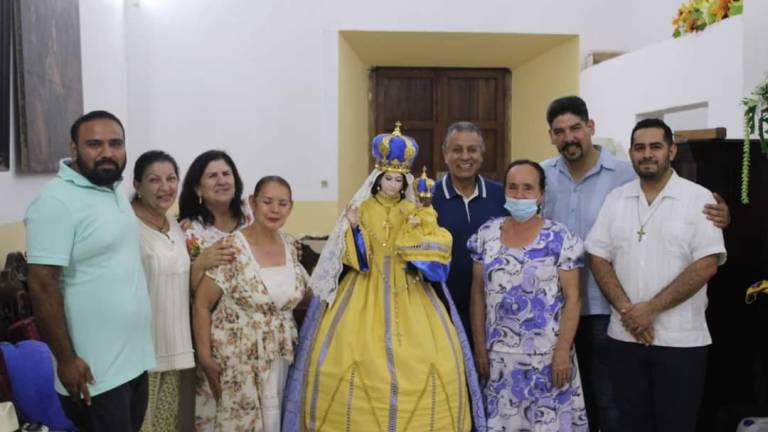 Cambian vestido de la Virgen del Rosario, en el mes de las madres