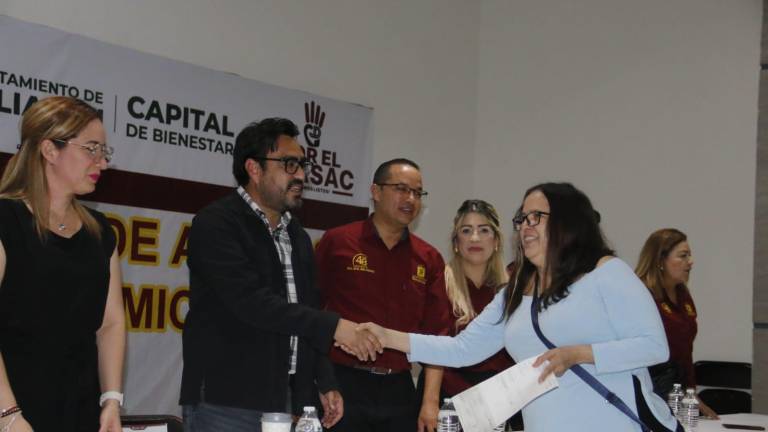 Durante el evento se entregaron primas por antigüedad, préstamos para vivienda, certificados de jubilación y uniformes.