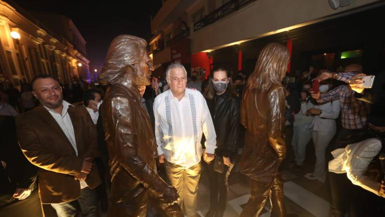 El Secretario de Turismo federal, Miguel Torruco Marqués, inauguró placa del callejón Liverpool y el monumento a The Beatles en Mazatlán.