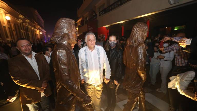 El Secretario de Turismo federal, Miguel Torruco Marqués, inauguró placa del callejón Liverpool y el monumento a The Beatles en Mazatlán.