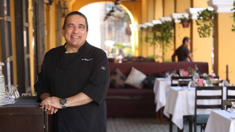 Gilberto del Toro celebra 34 años de trayectoria en la cocina.