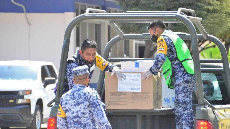 Personal de la Fuerza Aérea traslada las vacunas.