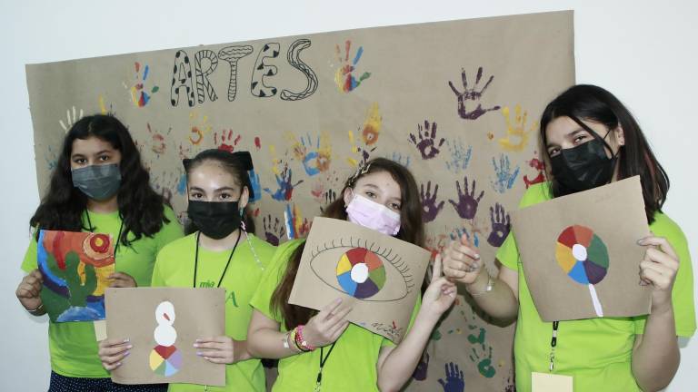 Las alumnas compartieron un divertido momento mientras plasmaban su arte.
