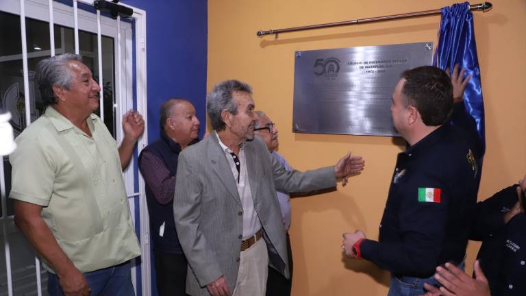Jorge Angelikas, Leonel Gaxiola y Francisco Sillero, tres de los fundadores junto a Ramón Antonio Osuna, develaron la placa del 50 aniversario.