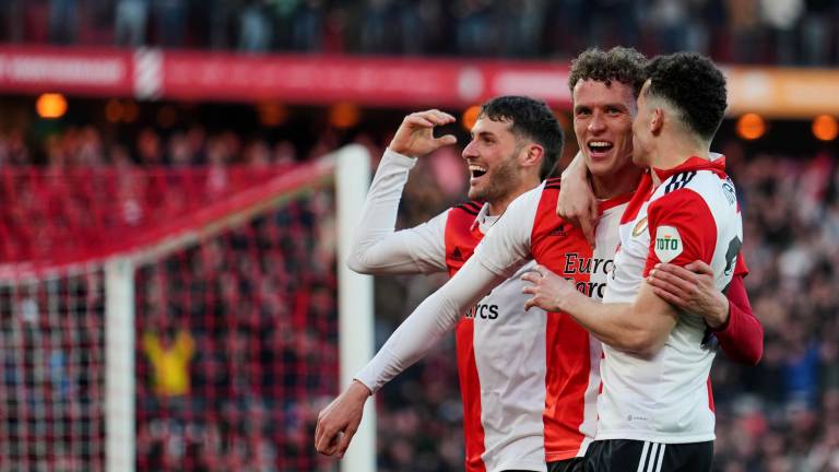 Santiago Giménez celebra con sus compañeros el gol del Feyenoord.