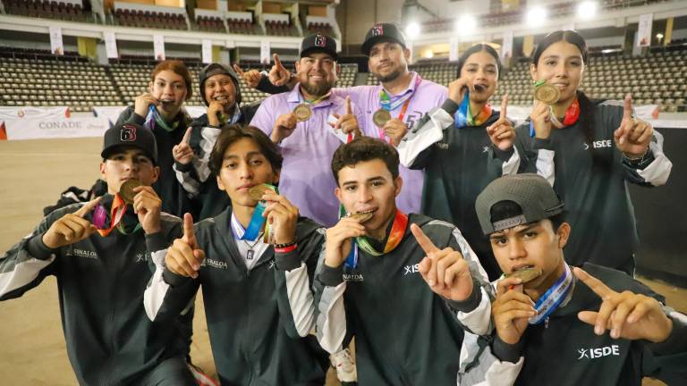 El equipo de Beisbol 5 de la Juvenil Menor Mixto muestra las medallas de oro obtenidas.