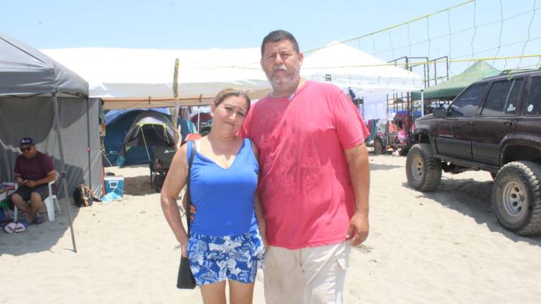 Yesica Guadalupe y Jorge Armando no han faltado a acampar desde hace 20 años.