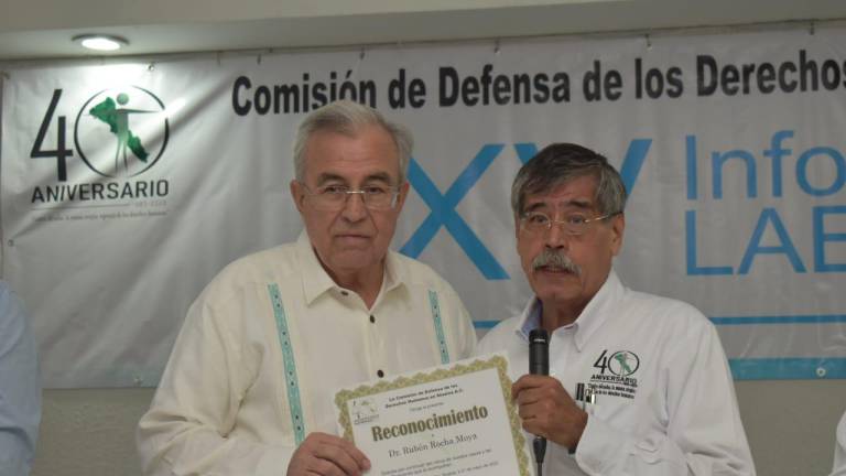 La Comisión de Defensa de los Derechos Humanos en Sinaloa entregó reconocimientos a personajes destacados por su lucha a favor de los derechos humanos en el estado, entre ellos Rubén Rocha Moya.