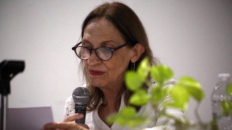 La escritora Ana García Bergua dicta la conferencia Señales de Inés Arredondo, en torno a la figura de la cuentista culiacanense Inés Arredondo.