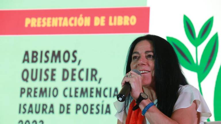 Sandra Lorenzano, ganadora del Premio de Poesía Clemencia Isaura, de los Juegos Florales del Carnaval de Mazatlán 2023.