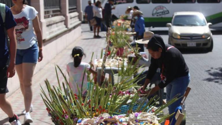 Las creaciones de palma no pueden faltar cada Domingo de Ramos afuera de la Catedral de Mazatlán.