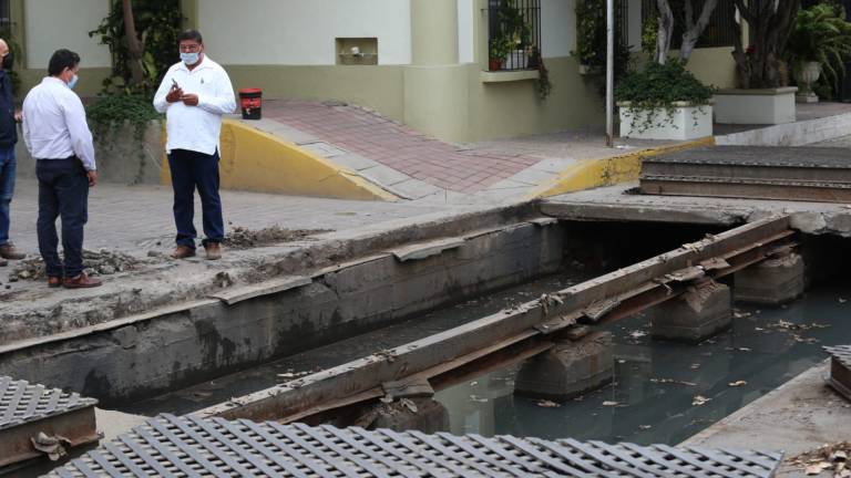 En Mazatlán cierran por horas Calle Belisario Domínguez; dan mantenimiento a rejillas del colector Roosevelt