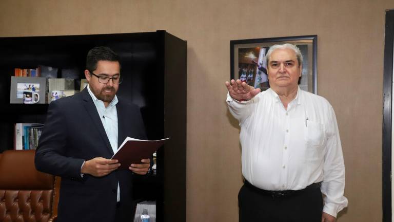El nuevo director del Centro de Salud de Culiacán, Rafael Castro, rinde protesta ante el Secretario de Salud de Sinaloa, Cuitláhuah Galindo.