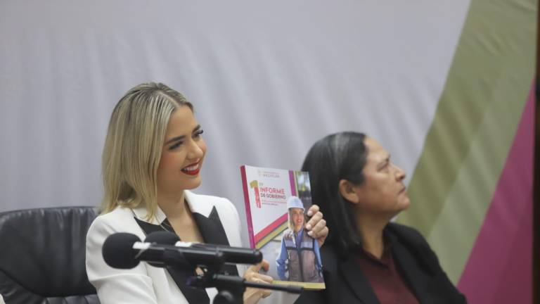 La Alcaldesa de Mazatlán, Estrella Palacios Domínguez, presenta en Cabildo su Primer Informe de Gobierno.